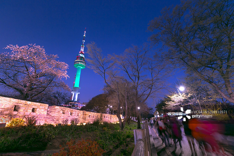 首尔塔在春天的夜晚，人们在樱花节期间步行在北首尔塔，韩国。图片素材