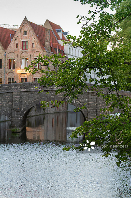 古老的房屋和运河(比利时布鲁日老城区，欧洲)图片素材