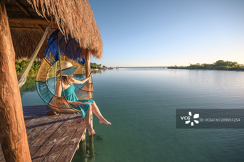 游客坐在墨西哥巴卡拉湖的摇椅上图片素材