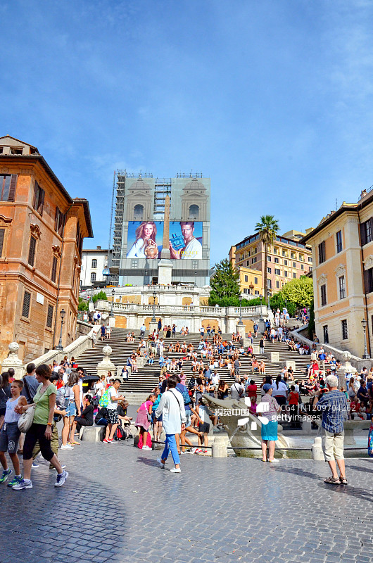 罗马西班牙台阶上的游客。图片素材