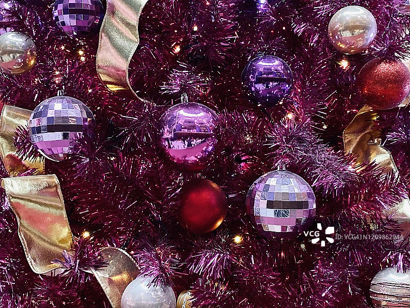 圣诞树与闪亮的装饰品的特写图片素材