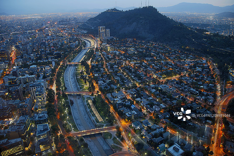 智利圣地亚哥，黄昏鸟瞰图图片素材
