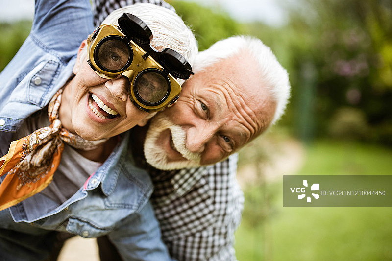快乐的老年夫妇玩在自然的乐趣。图片素材