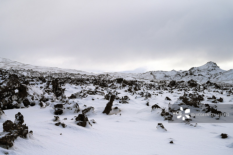 冰岛西部，白雪皑皑的山峰和熔岩场图片素材