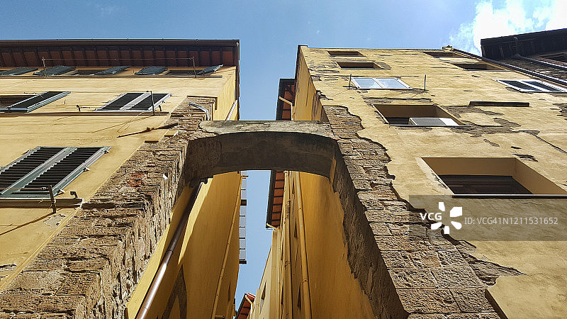 意大利佛罗伦萨的石拱连接着两座中世纪住宅建筑图片素材