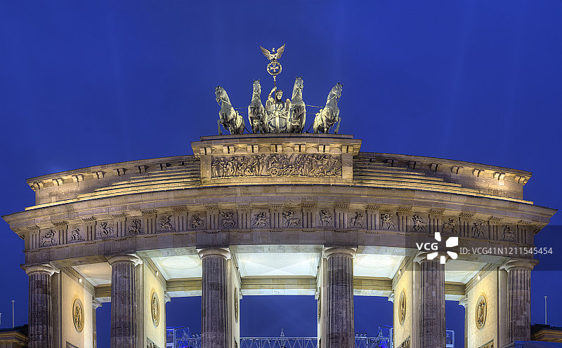 柏林勃兰登堡门上Quadriga雕像的夜景图片素材