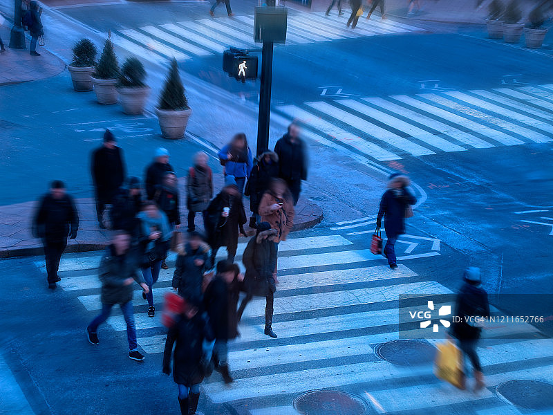曼哈顿繁忙的街道和夜晚的人群图片素材