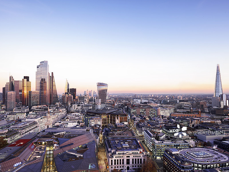 在日落时俯瞰伦敦城市天际线的屋顶视图图片素材