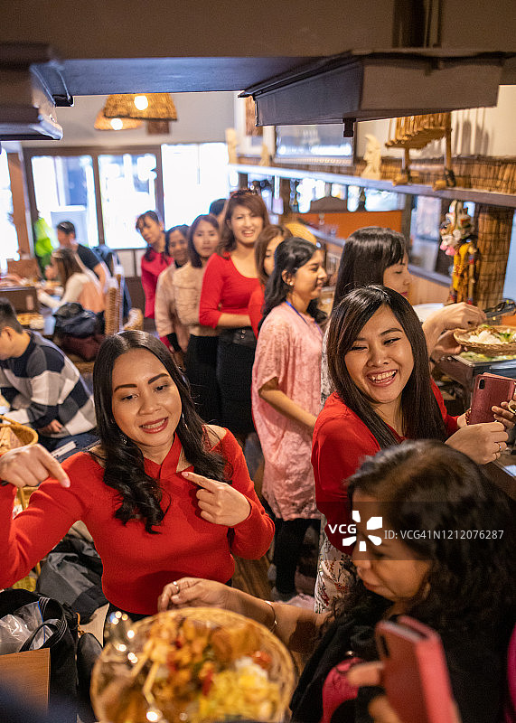亚洲妇女享受自助午餐派对图片素材