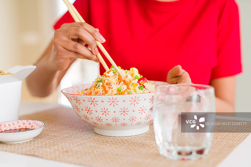 女人用筷子吃亚洲米饭的特写图片素材