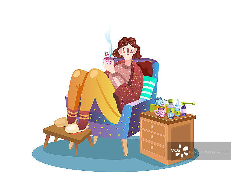 悲伤的红鼻子女人坐在扶手椅上，喝着热茶。疲惫和生病的年轻女孩接受药物治疗，滴药和喷雾剂。图片素材