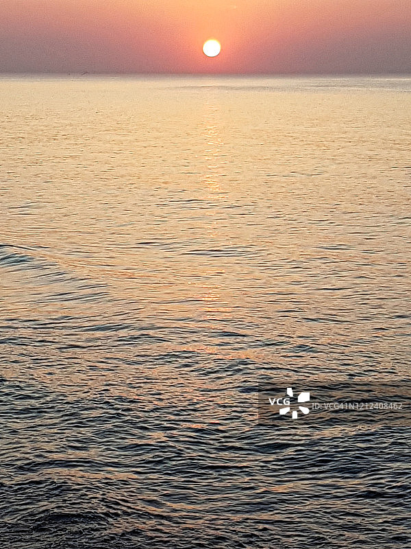 一幅像夕阳般柔和的地中海涟漪，垂落在海面上图片素材