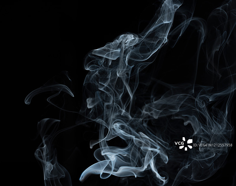 白色烟雾与黑色背景烟雾。烟的概念。图片素材