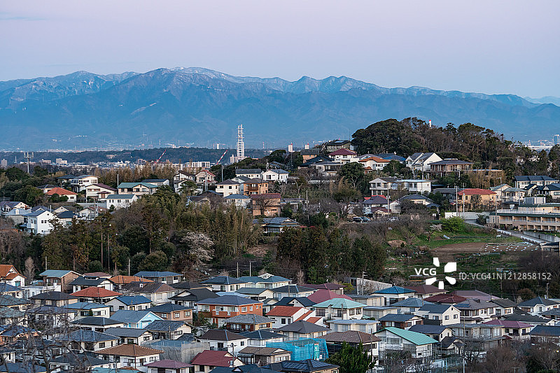 日本神奈川县的雪山和居民区图片素材