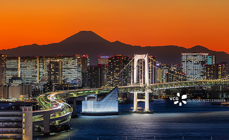日本东京富士山彩虹桥图片素材