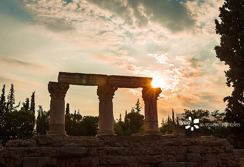 科林斯古庙遗址的剪影，阳光照耀。希腊-考古学背景图片素材