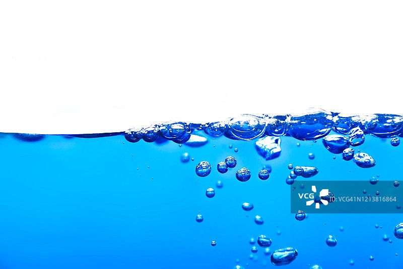 蓝色的水面与泡沫和水溅在白色的背景图片素材