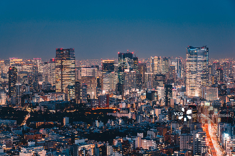 暮色中的东京天际线图片素材