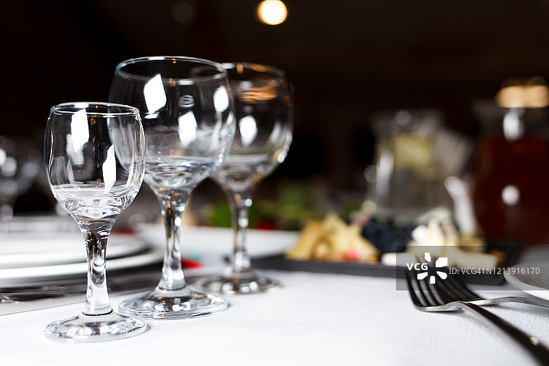 餐厅餐桌上的酒杯和其他餐具图片素材
