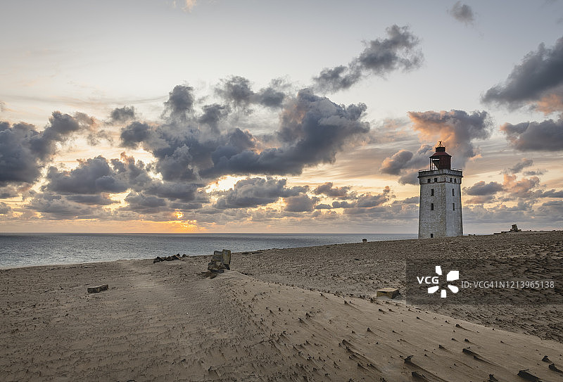 丹麦，朗斯特鲁普，黄昏时鲁伯克努灯塔上空的云朵，背景是北海图片素材