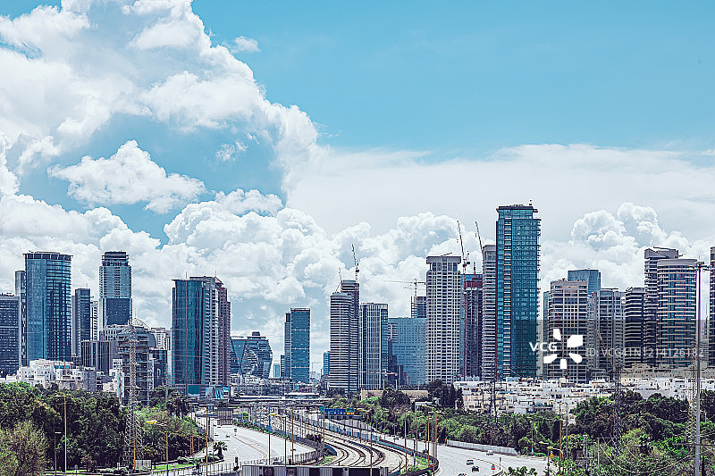 蓝天映衬下的现代城市全景图片素材