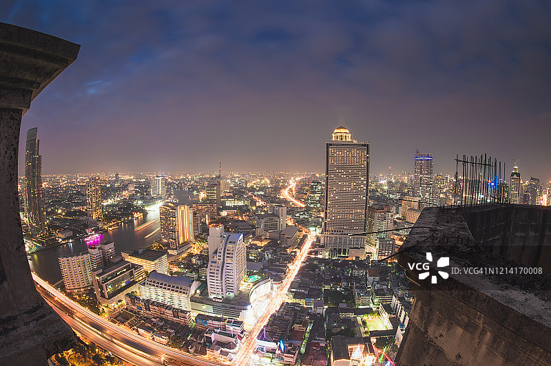 鸟瞰图Sathorn和silom区和天空火车站Chong Nonsi在CBD市中心的曼谷silom, Asoke，曼谷，泰国中心图片素材