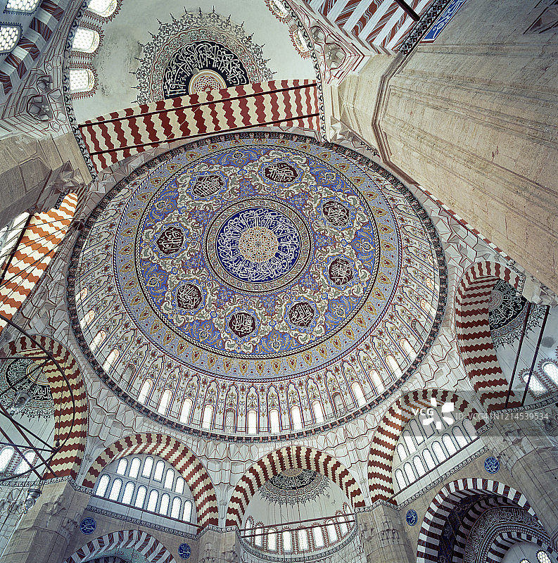 Edirne的Selimiye清真寺的内部圆顶图片素材