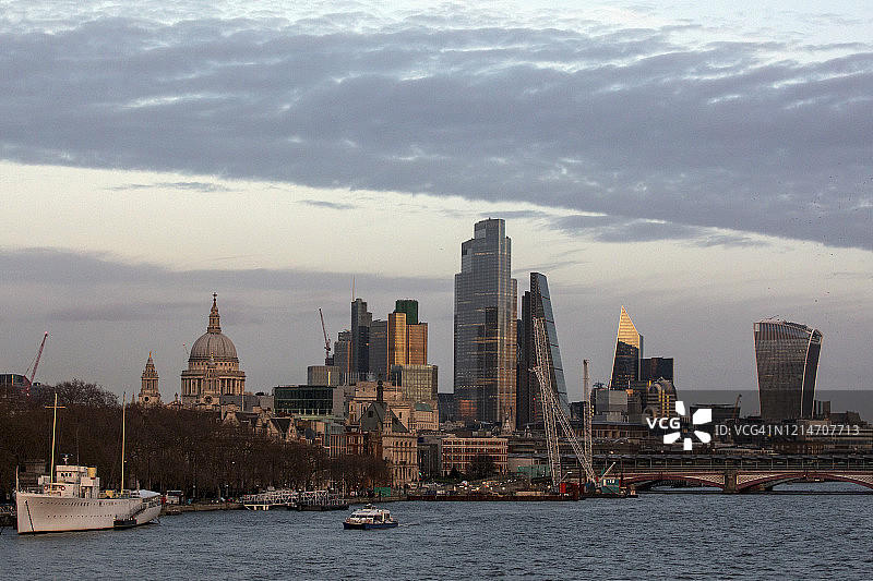 伦敦城市天际线和泰晤士河图片素材