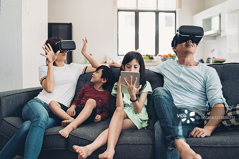 家庭休闲虚拟现实游戏图片素材