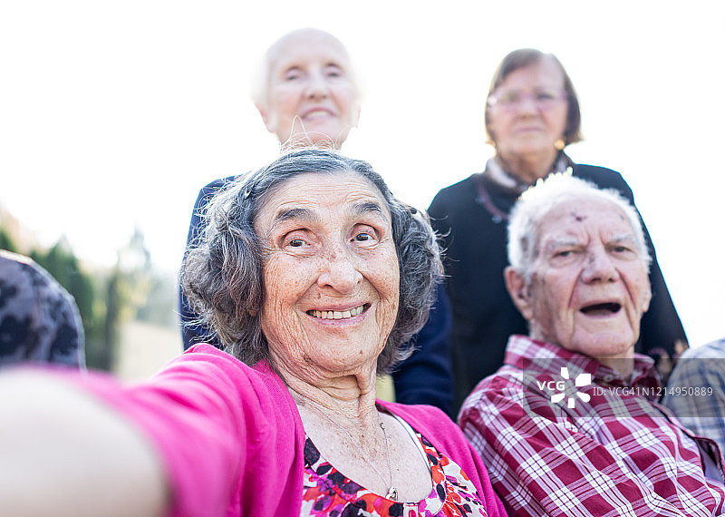 一组退休朋友幸福自拍图片素材