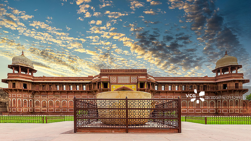 阿格拉堡的Jahangiri Mahal，阿格拉红堡的Jahangiri Mahal。由阿克巴建造，灵感来自印度北方邦阿格拉瓜廖尔的曼辛格宫。图片素材