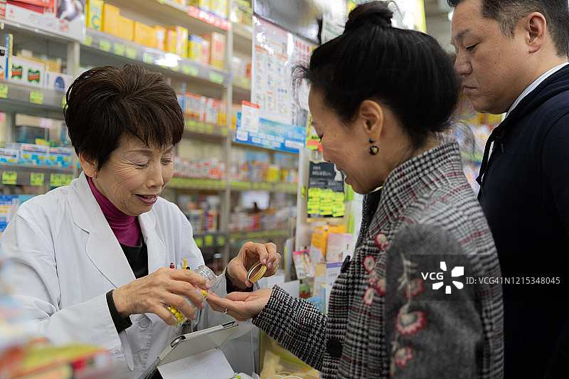 日本女病人在药房吃药图片素材