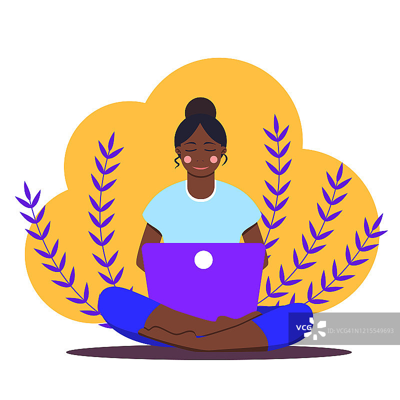 非洲女孩以莲花姿势坐着笔记本电脑。年轻女子在笔记本上工作，学习，上网，聊天，写博客。在线教育或自由职业。呆在家里。社会距离图片素材