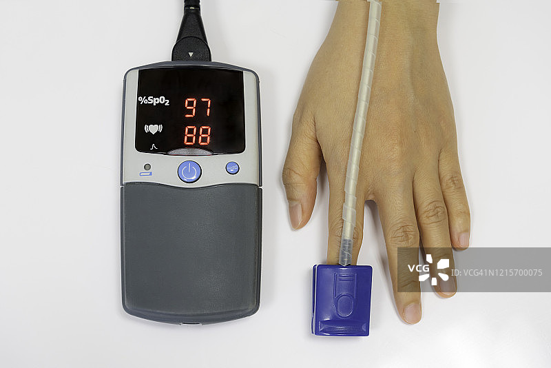 用脉搏血氧仪测量血氧饱和度，白色背景，特写图片素材