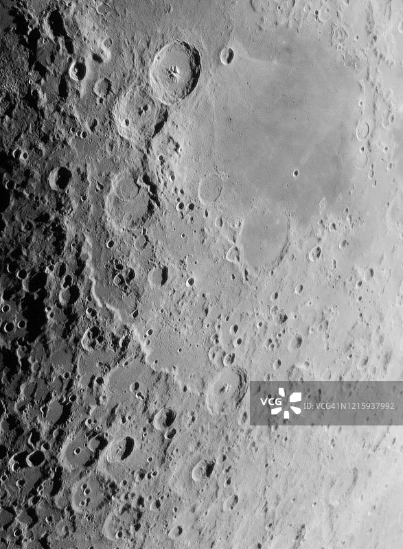 近距离观察月球表面图片素材