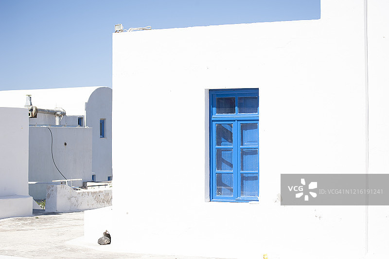 希腊亮蓝色木窗台图片素材