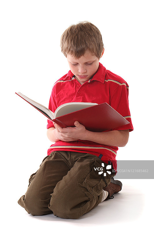 男孩跪着看书图片素材