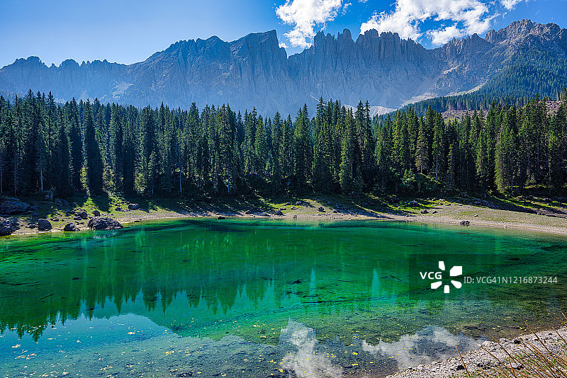 意大利南蒂罗尔拉特玛山脉下的凯瑞扎湖图片素材
