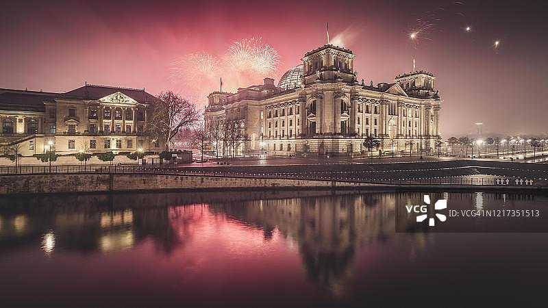德国柏林，国会银行在新年前夕燃放烟花图片素材