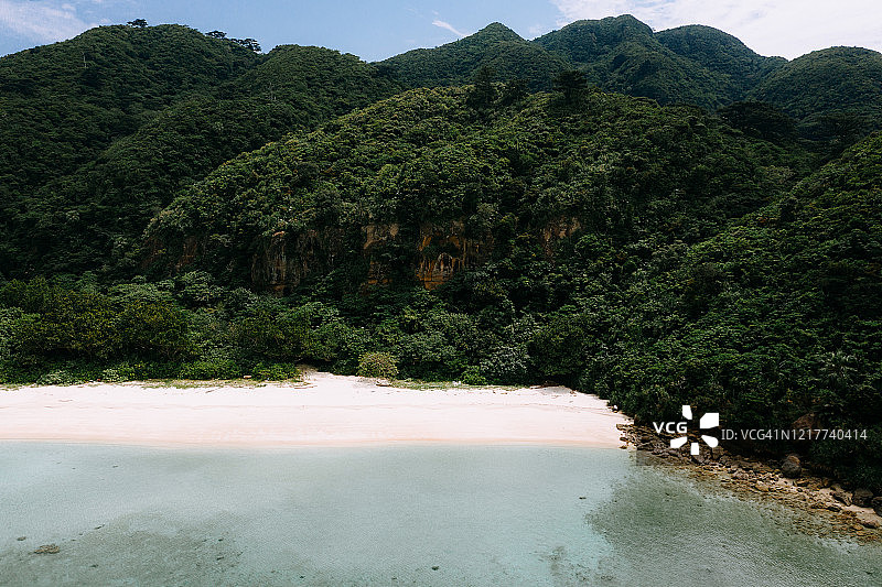 鸟瞰图偏远的热带海滩与丛林，冲绳，日本图片素材