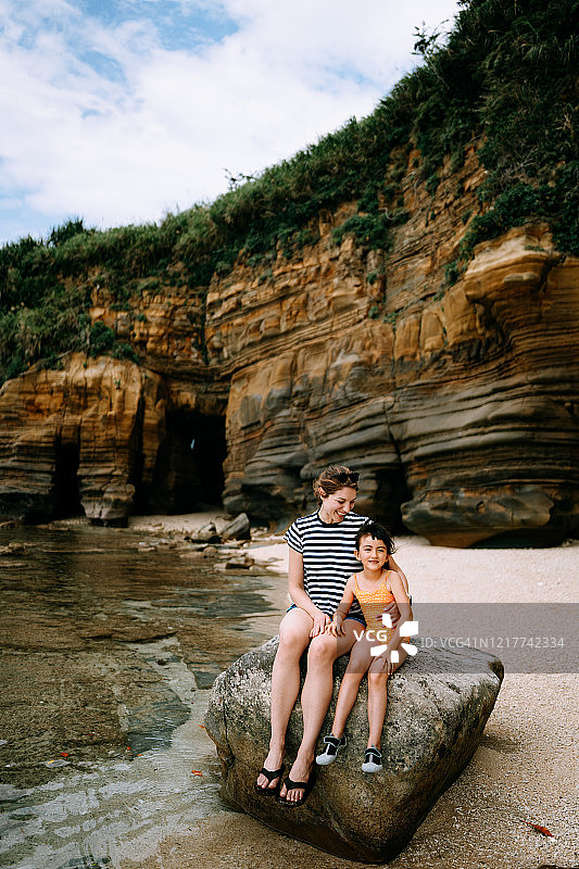 母亲和年幼的女儿在海滩上，Iriomote，冲绳，日本图片素材