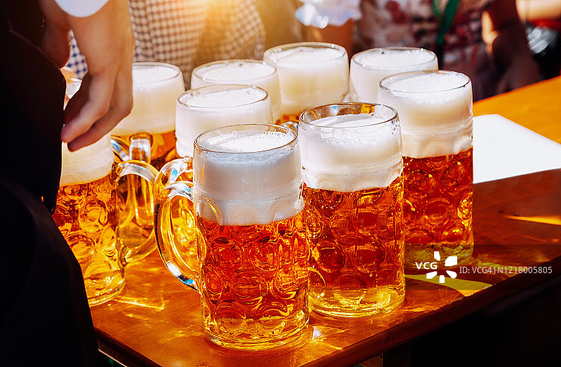 啤酒节上的啤酒杯，德国慕尼黑图片素材