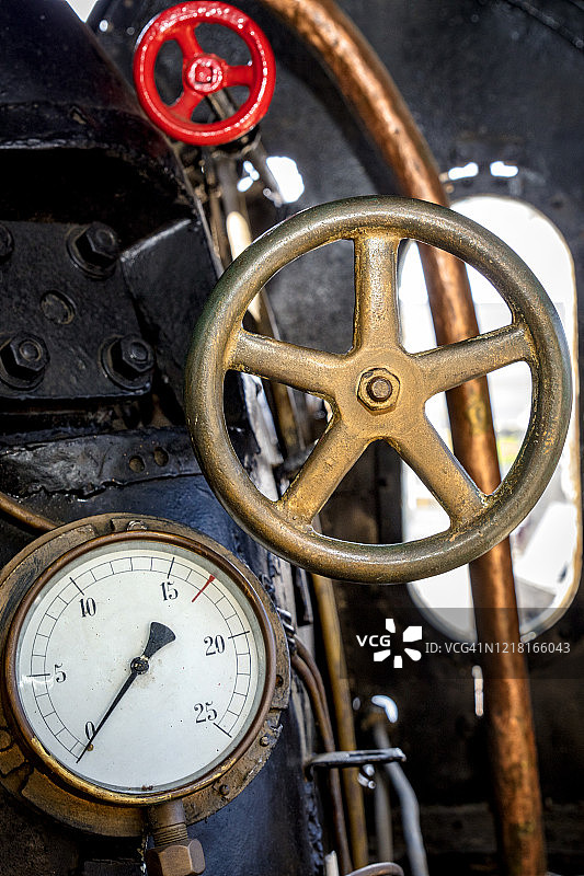 老式蒸汽机的压力计图片素材