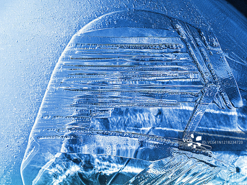 整个框架的纹理形成了一块裂冰在蓝色的背景。图片素材