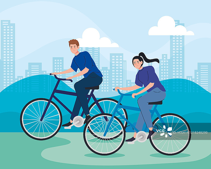 年轻夫妇在城市里骑自行车图片素材