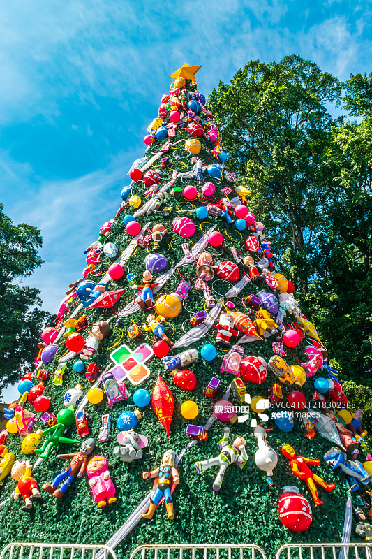 圣诞树满piñatas图片素材