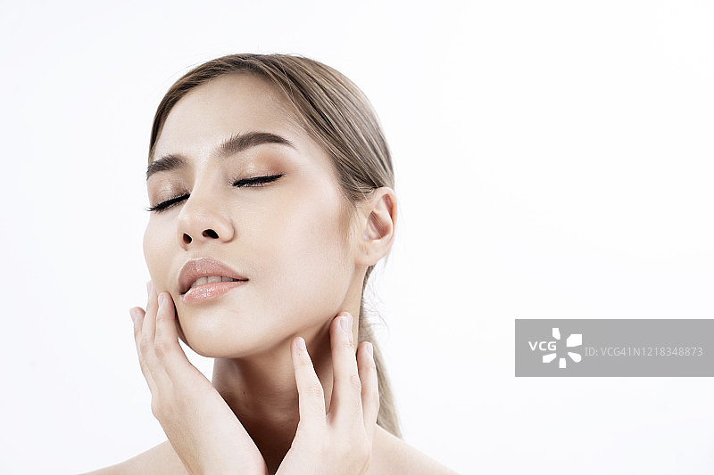 美丽的亚洲女性好皮肤美容诊所使用肉毒杆菌和面部治疗手术的概念图片素材
