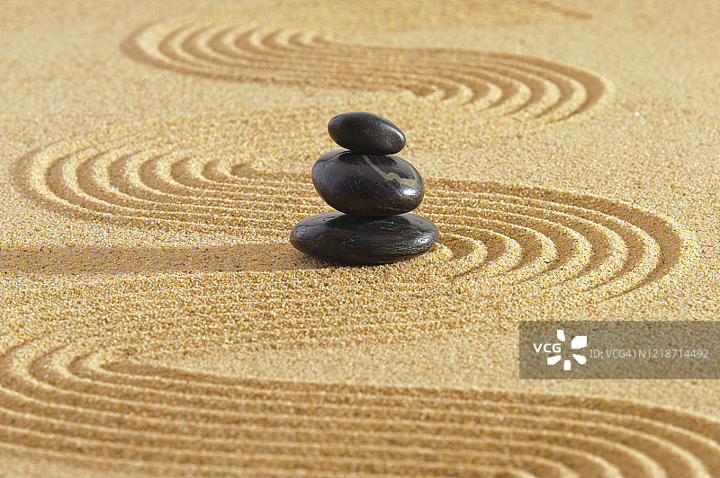 日本禅宗花园与石头在纹理的沙子图片素材