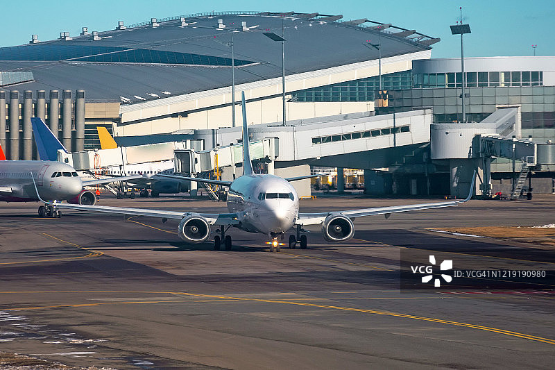 机场和飞机紧挨着跑道等待起飞。图片素材