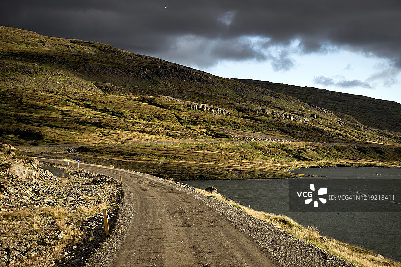 冰岛西峡湾霍尔马维克附近的蜿蜒公路图片素材